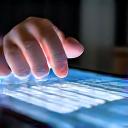 Hände, die ein digitales Formular ausfüllen